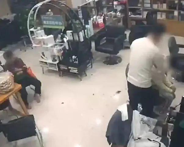 裸睡被看光女子患抑郁丈夫追责公寓(图4)