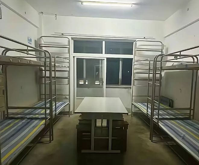 糟心！辽师大宿舍被新生吐槽：上下铺八人寝水泥地没空调没窗帘(图3)
