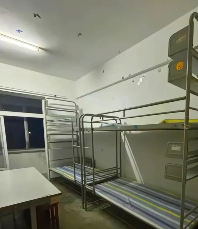 糟心！辽师大宿舍被新生吐槽：上下铺八人寝水泥地没空调没窗帘(图4)