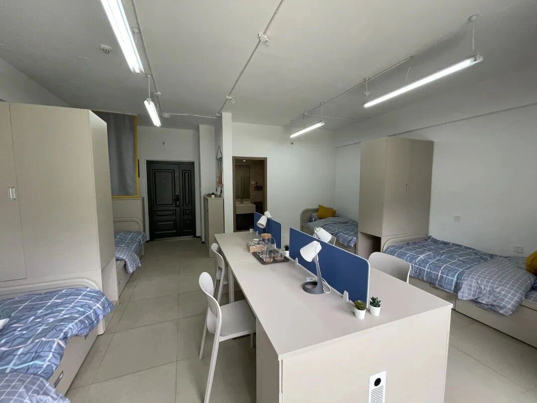 求宿舍四人间哪个床位好2号上后面就是洗漱台会不会太潮头对着厕所是不是不好1号直接能看到卫生间(图1)