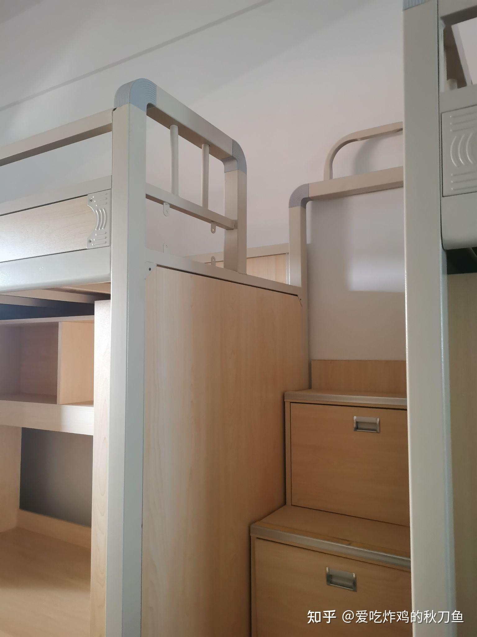 美国大学生不惜花7万巨资聘设计师改造宿舍可见装饰精美房间已成大学生活标志性元素(图1)