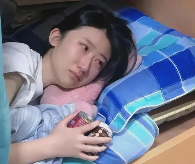 “花6500元睡棺材？”广东一高校宿舍被喷太压抑：不如校外租单间(图1)