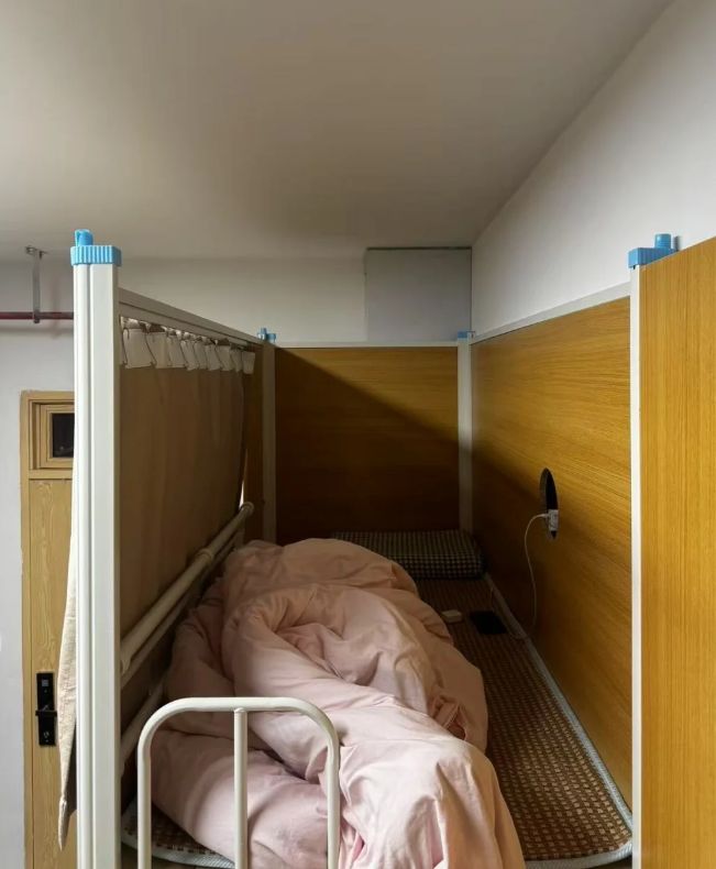 “花6500元睡棺材？”广东一高校宿舍被喷太压抑：不如校外租单间(图3)