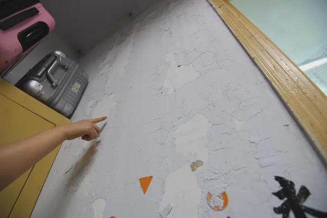 “条件还不如工地”辽师大宿舍被吐槽：八人寝、上下铺、水泥地(图3)