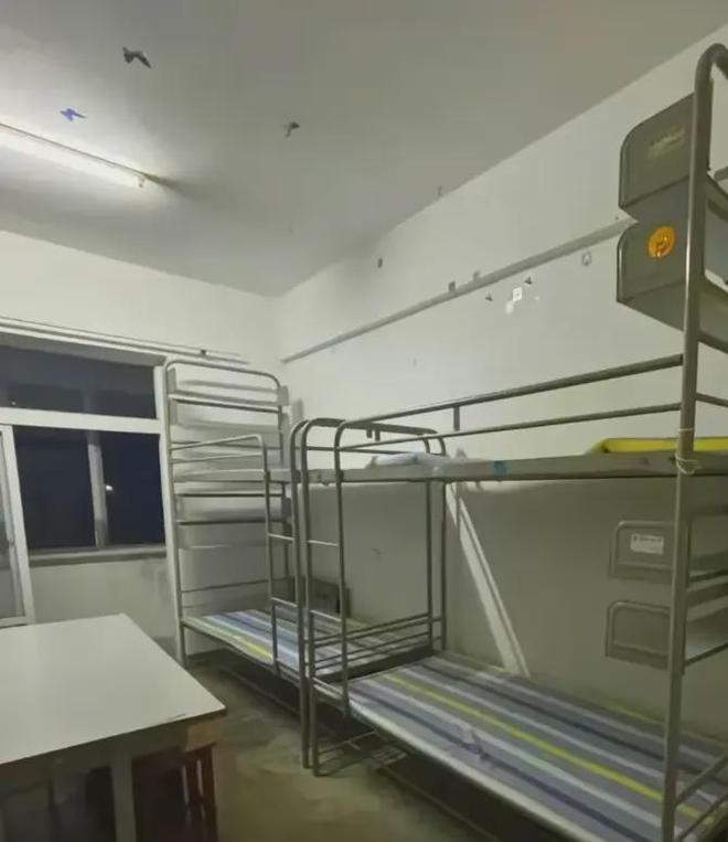 “条件还不如工地”辽师大宿舍被吐槽：八人寝、上下铺、水泥地(图5)