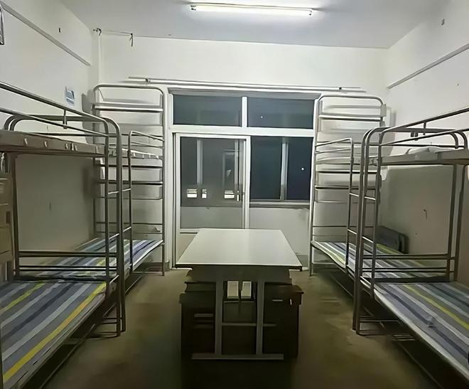 “条件还不如工地”辽师大宿舍被吐槽：八人寝、上下铺、水泥地(图2)
