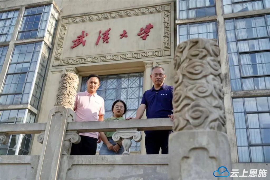 极目新闻 “玻璃娃娃”田艳青踏入武大校园！校方准备无障碍宿舍母亲能同寝陪读(图1)