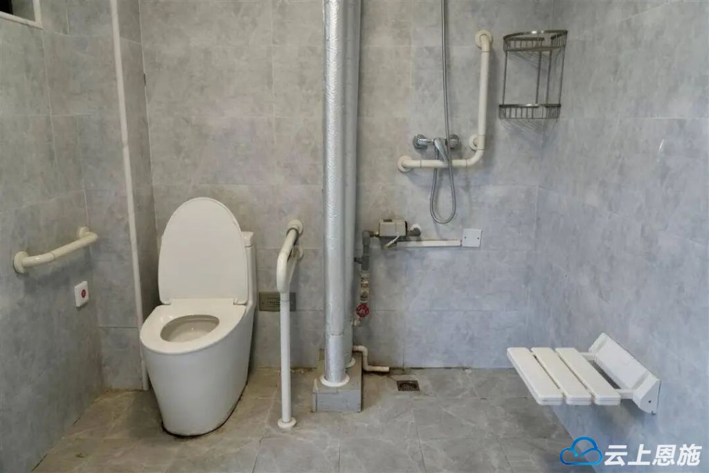 极目新闻 “玻璃娃娃”田艳青踏入武大校园！校方准备无障碍宿舍母亲能同寝陪读(图3)