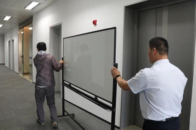 从桌椅到管道从网球架到下水口……TA们多方联动迎接新学期(图1)