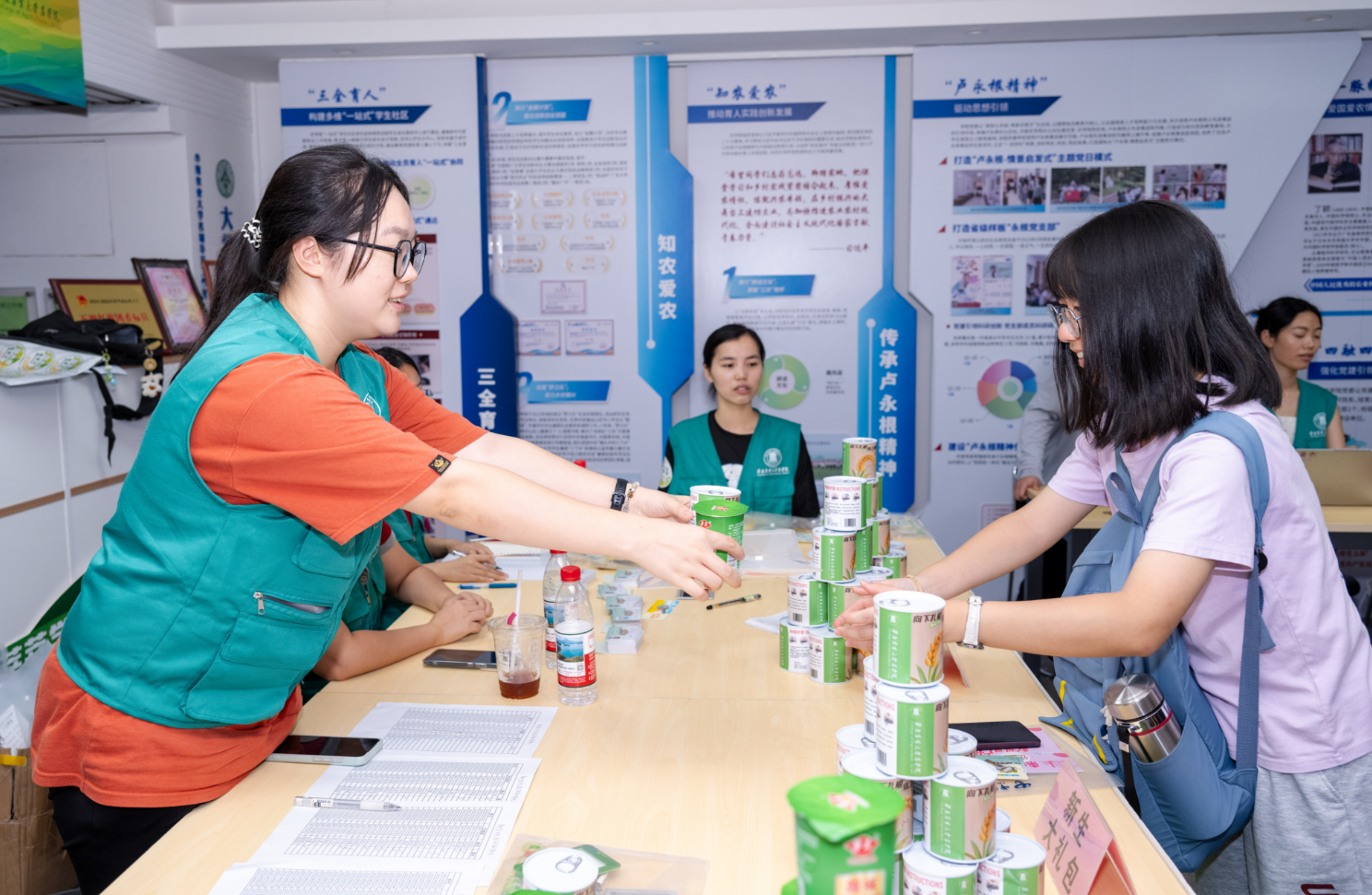 华农迎14万新生：AI辅导员陪伴宿舍花式亮灯用粤语问好！(图1)