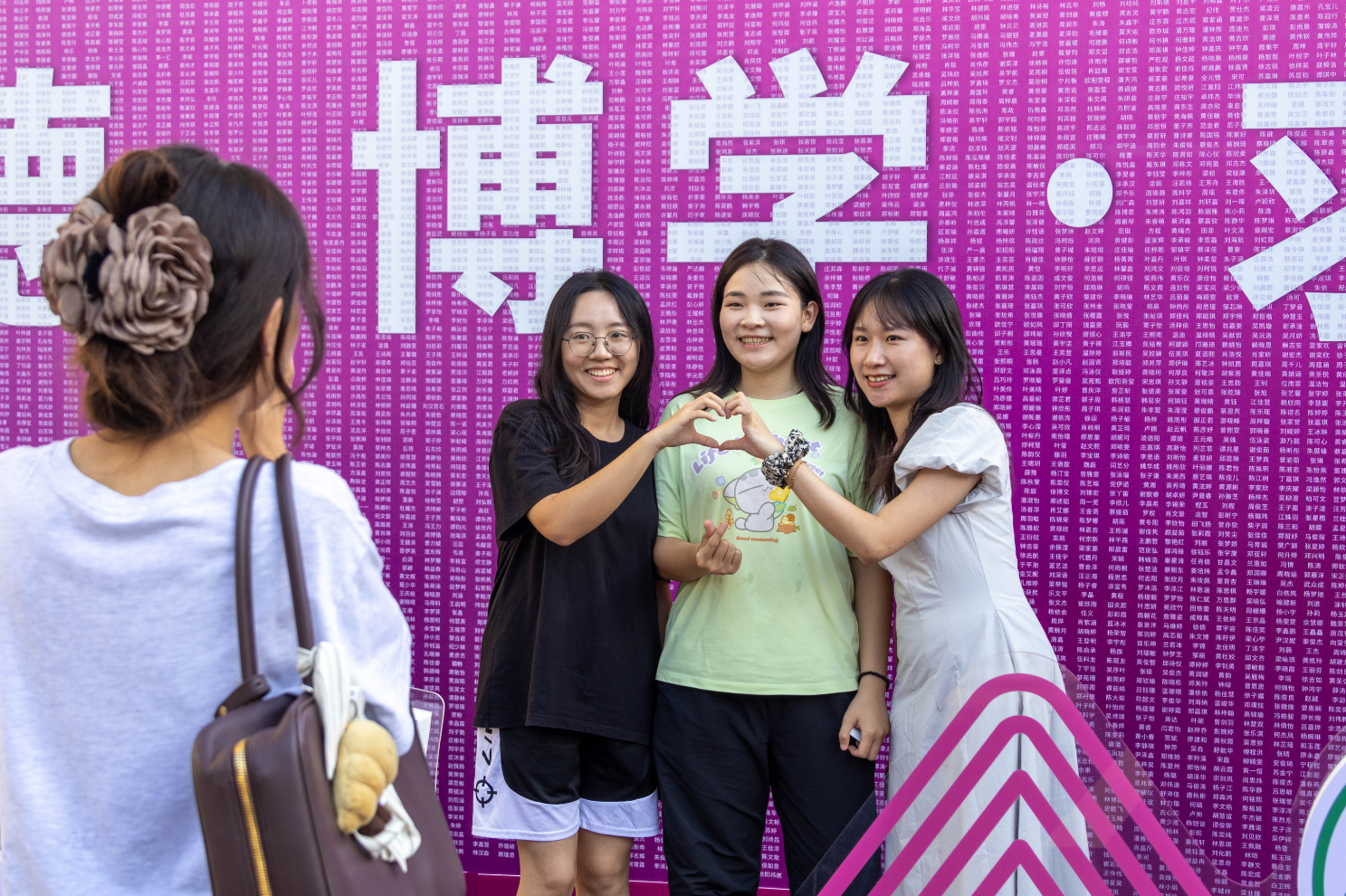 华农迎14万新生：AI辅导员陪伴宿舍花式亮灯用粤语问好！(图2)