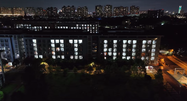 华农迎14万新生：AI辅导员陪伴宿舍花式亮灯用粤语问好！(图5)