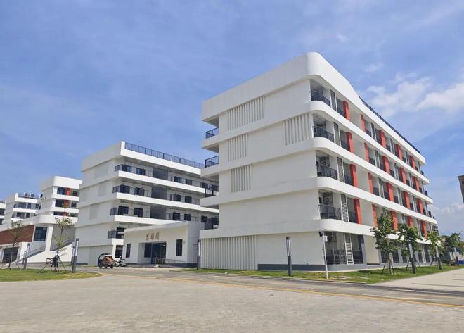 奋战“百千万工程”·看攻坚一线 乐昌市乐昌中学整装待发迎接新学期(图2)