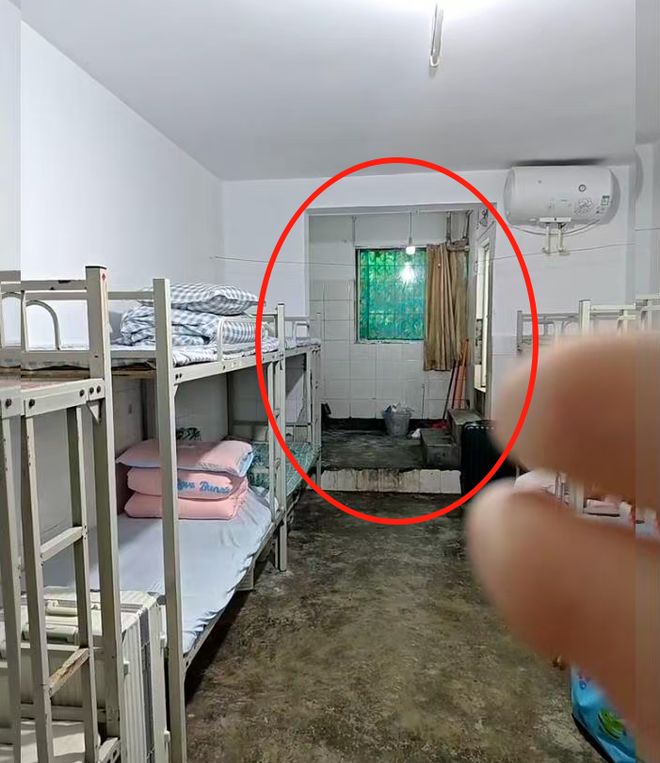 “1人蹲坑5人围观”宿舍设计太奇葩学生：跟睡在厕所没区别(图2)