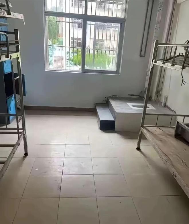 “1人蹲坑5人围观”宿舍设计太奇葩学生：跟睡在厕所没区别(图1)