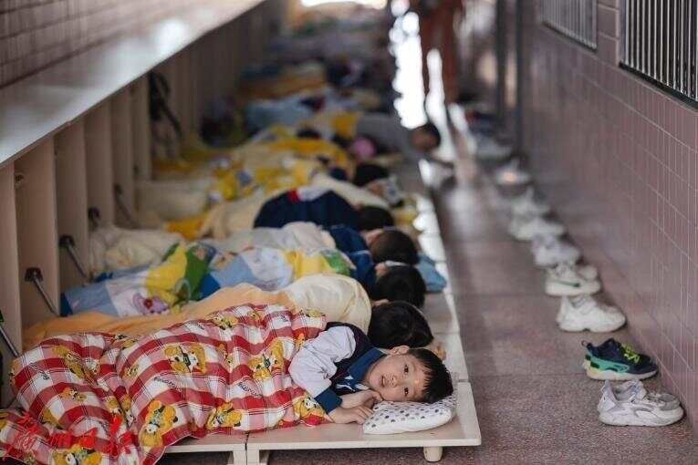 中小学生午休课桌椅出新国标前广深两地已解锁“躺平午休”(图2)