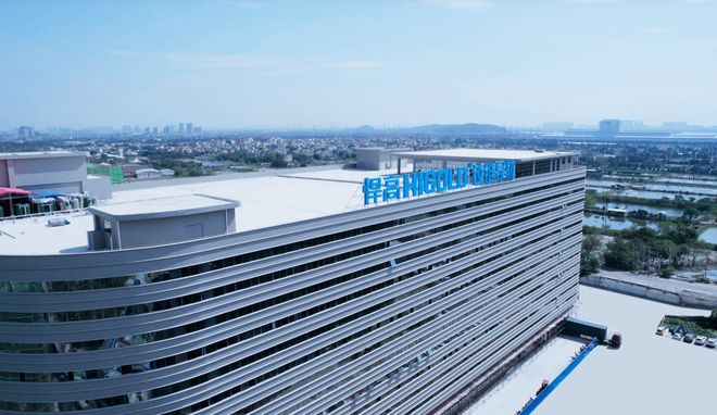 一年净赚5亿！佛山兄妹干出行业第一股市值超300亿(图1)