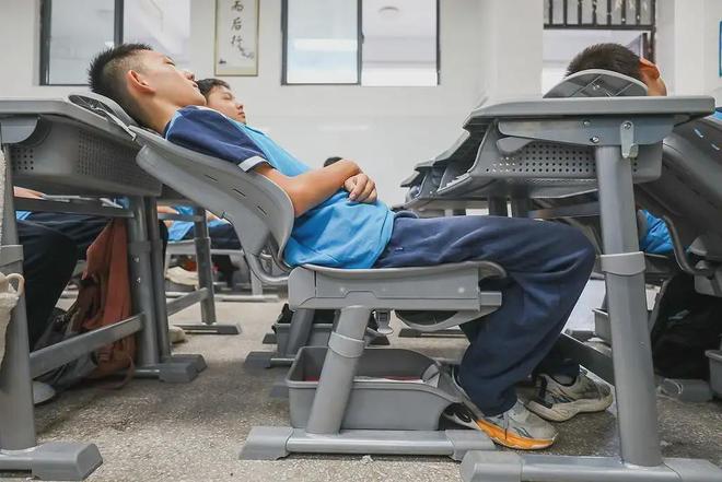 能坐也能躺！中小学生午休课桌椅有了国家标准(图2)