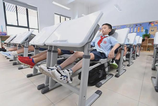 能坐也能躺！中小学生午休课桌椅有了国家标准(图4)