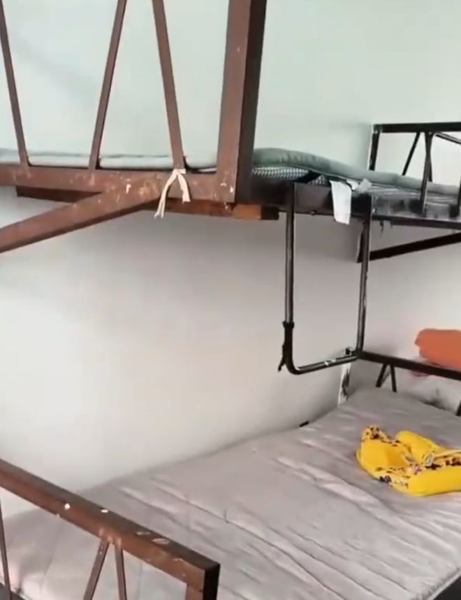 一学生宿舍床铺仅用三角铁和螺丝固定学校：条件有限没办法……(图1)