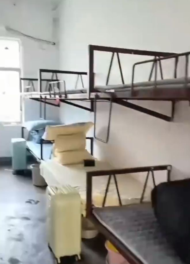 一学生宿舍床铺仅用三角铁和螺丝固定学校：条件有限没办法……(图2)