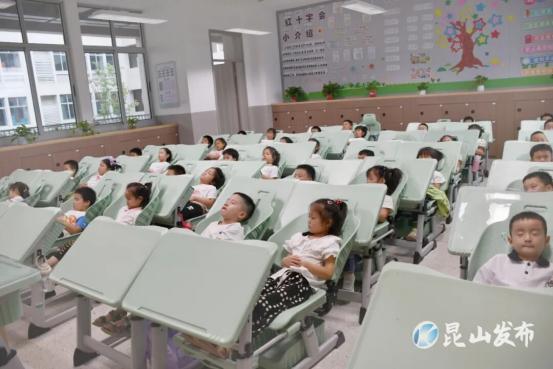 “午休躺睡”！江苏昆山这个学校火了！(图2)