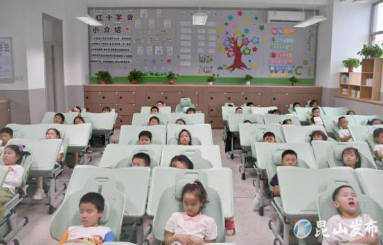 “午休躺睡”！江苏昆山这个学校火了！(图1)