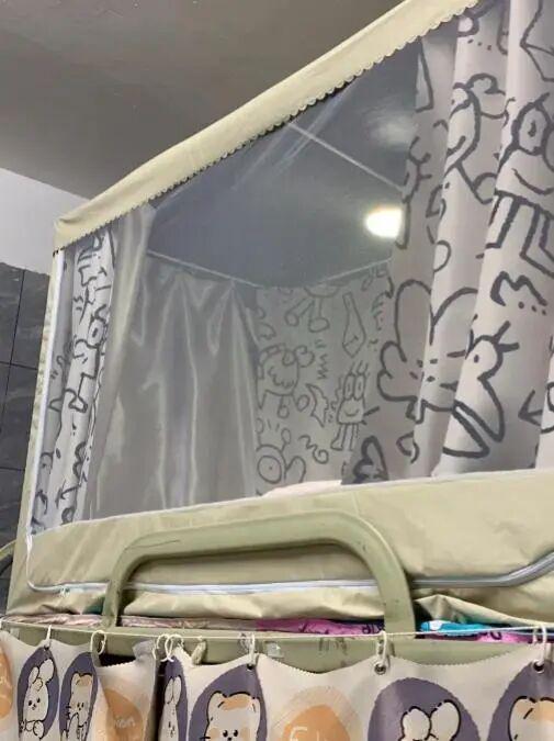 高校回应宿舍床直接钉在墙上校方哭穷！别让三角铁夺走孩子生命(图1)