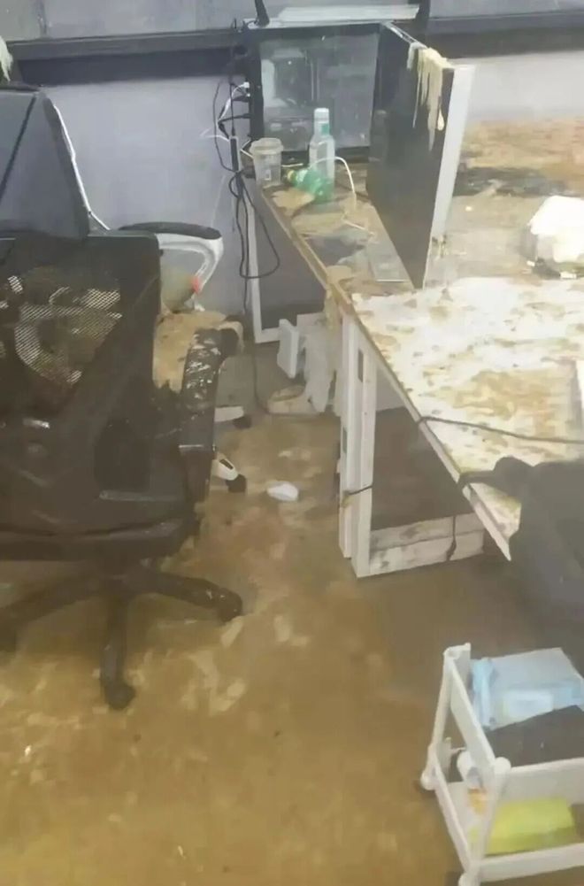 一高校管道爆裂有学生遭粪水喷溅校方已清理消毒(图1)