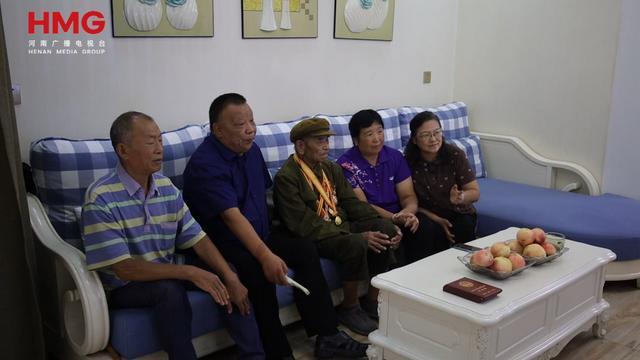 激发磅礴奋进力量！新乡各界干部群众观看九三阅兵(图6)