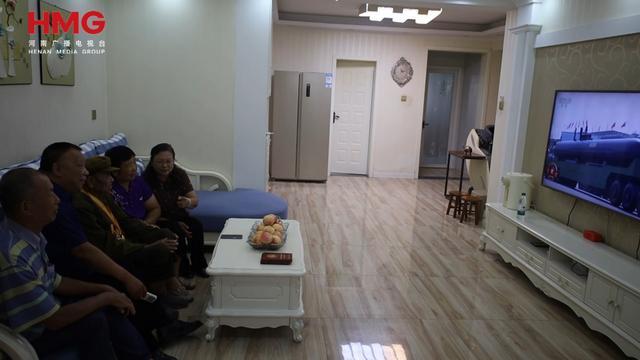 激发磅礴奋进力量！新乡各界干部群众观看九三阅兵(图4)