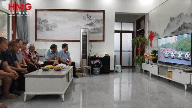 激发磅礴奋进力量！新乡各界干部群众观看九三阅兵(图1)