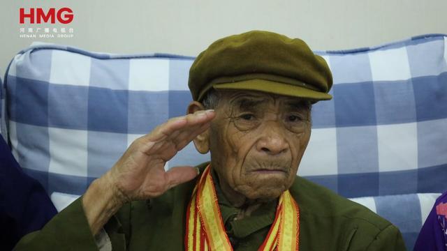 激发磅礴奋进力量！新乡各界干部群众观看九三阅兵(图5)