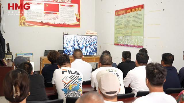 激发磅礴奋进力量！新乡各界干部群众观看九三阅兵(图7)