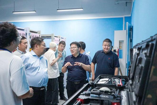 中国乡村教育发展研究中心及全国师范类院校教育资源共建联盟领导莅临林州建筑职业技术学院调研指导(图3)