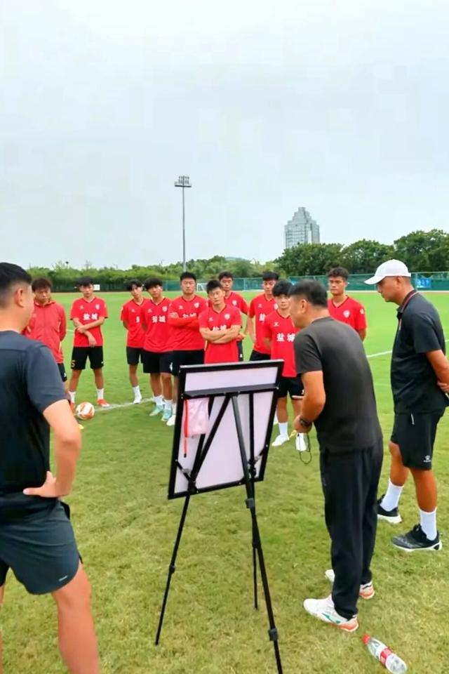 网传苏超盐城队主教练慕志磊离队？ 官方发布视频显示其已归队备战(图2)