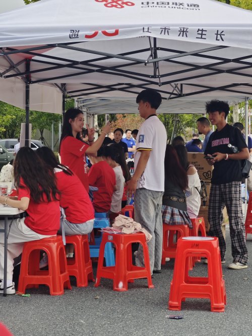 荆州联通“先锋突击队”护航高校迎新：匠心网络筑根基暖心服务传温度(图2)