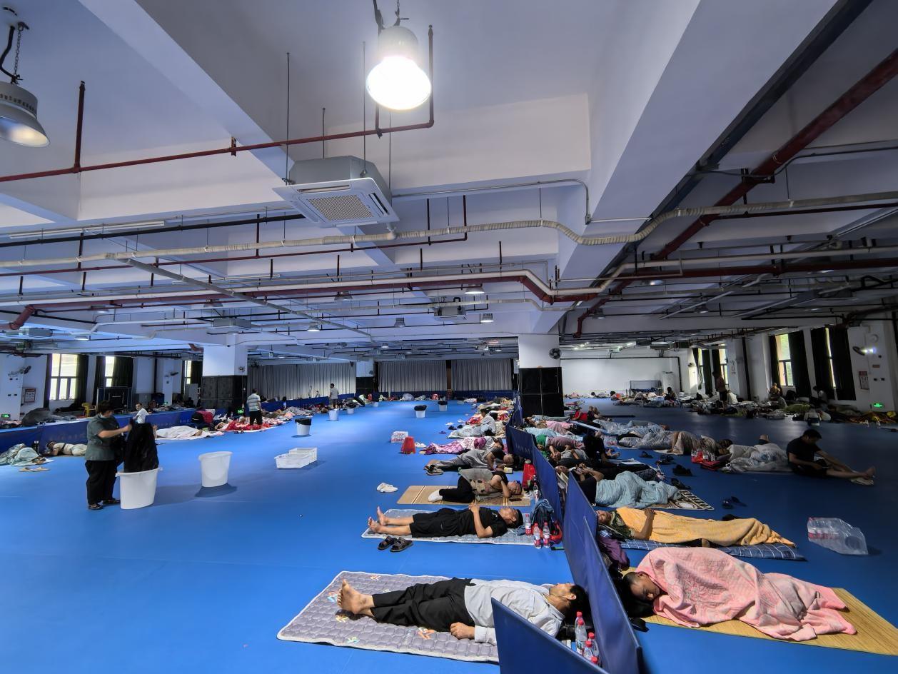 台风夜安置300工友广航院以担当点亮温暖(图2)