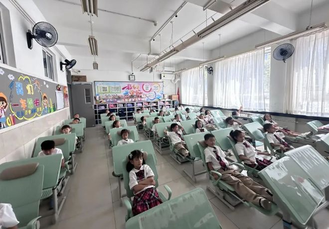 新型课桌椅现身北京校园午休“趴睡”变“躺睡”(图2)