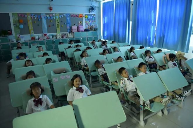 新型课桌椅现身北京校园午休“趴睡”变“躺睡”(图1)