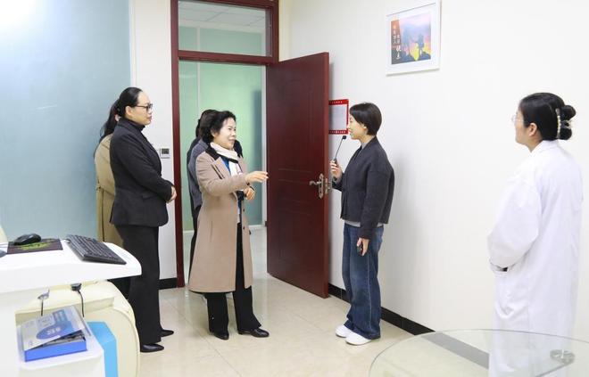 郑州工业应用技术学院党委书记孙爱芳专题调研大学生心理健康教育工作(图2)