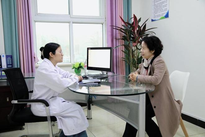 郑州工业应用技术学院党委书记孙爱芳专题调研大学生心理健康教育工作(图3)