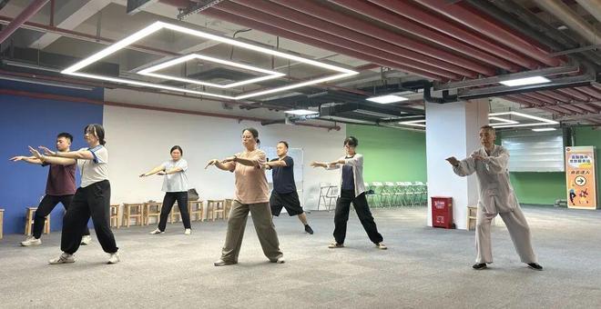 商场里学法语、公寓楼下练八段锦……长宁这里的夜校把课堂开到青年身边(图2)