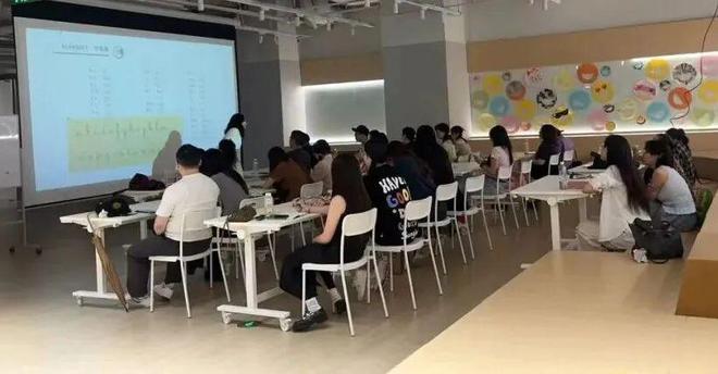 商场里学法语、公寓楼下练八段锦……长宁这里的夜校把课堂开到青年身边(图1)