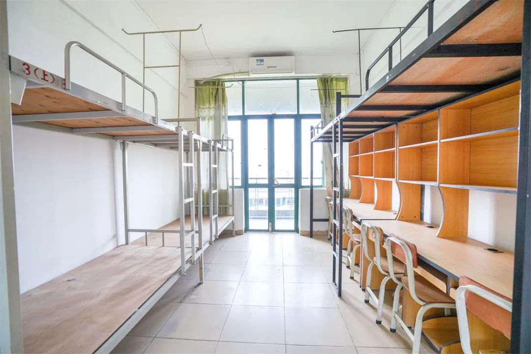 大学宿舍4人间该怎么选床位？大三学姐说出心里话选床位很重要(图1)