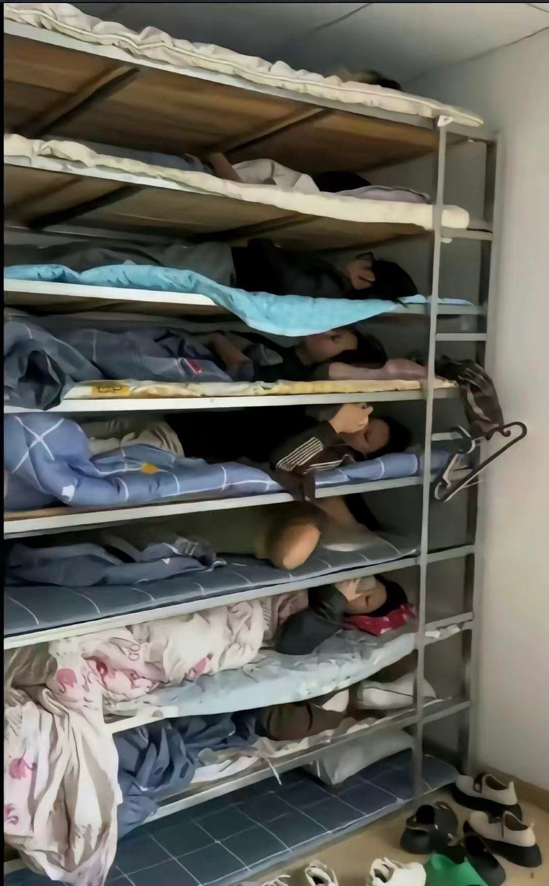 2024年学生宿舍床及床垫组合采购合同（含售后保修）3篇(图1)