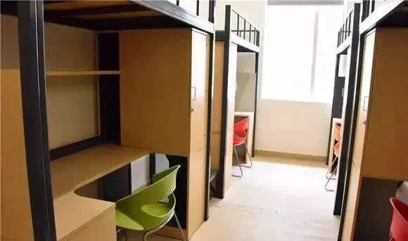 襄阳高新一中开展寝室专项消杀护航学子健康(图1)