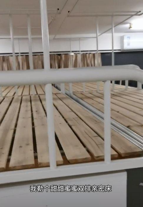 “这是在鼓励室友谈恋爱吗”男生晒寝室设计距离快成负的了(图5)