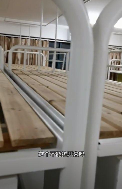 “这是在鼓励室友谈恋爱吗”男生晒寝室设计距离快成负的了(图4)