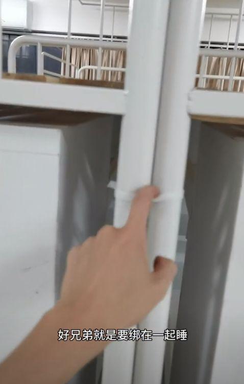 “这是在鼓励室友谈恋爱吗”男生晒寝室设计距离快成负的了(图3)
